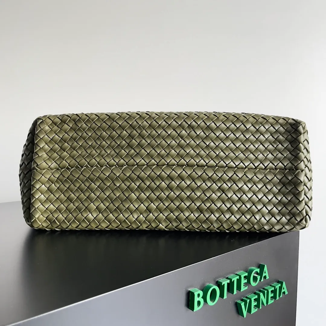 Batch 2860 Classic returns... (large size 51cm) • Cabat, born in 2001, is one of the most iconic styles of the Bottega Veneta workshop. The whole bag is made of top-grade imported lambskin. There is no exposed logo on the whole bag, but with the classic wide woven elements, you can tell who it belongs to at a glance! Can be carried on one shoulder, very practical! Style number: 608811 Size: 51*18*28
